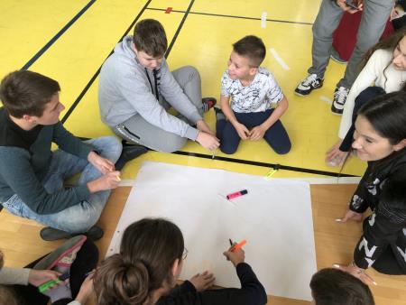 Mladi iz različnih evropskih držav z učenci OŠ Šalovci o digitalizaciji 11